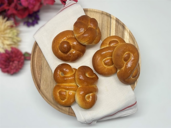 Gevlochten broodjes /6